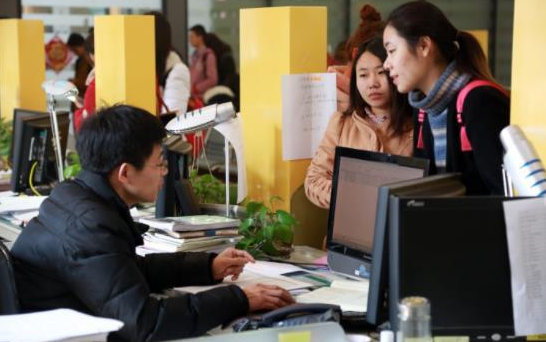 多地中小学现“教师荒”，系统却显示已经超编，在编老师都去哪了