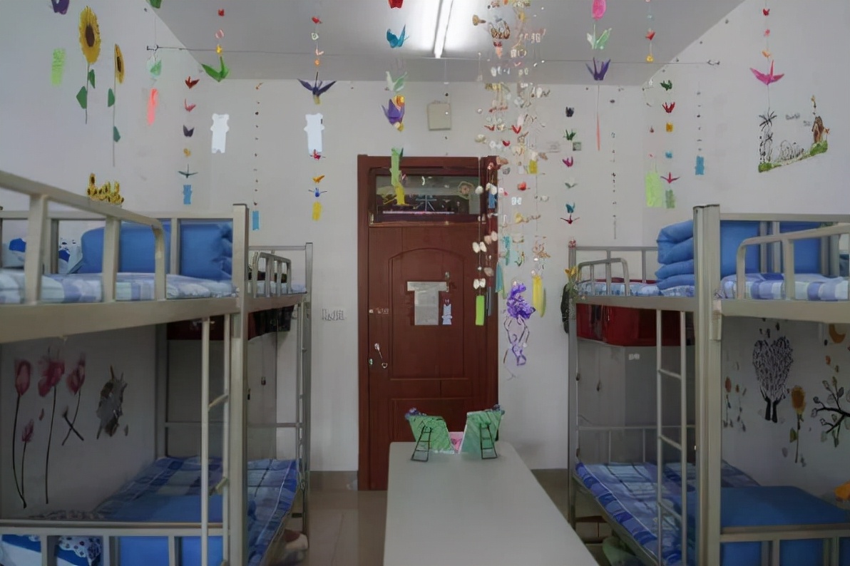 大学四人间应该怎么选床位，靠窗好还是靠门好？寝室阿姨传授经验