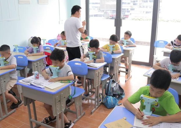 高考神仙卷字体犹如印刷体，电脑阅卷很加分，有的宛如二维码成精