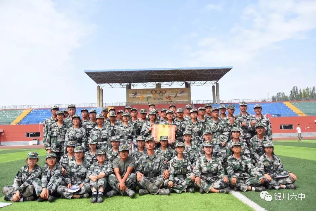 银川六中举行2019级高一新生军训汇报表演暨总结表彰大会