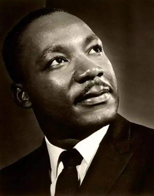 马丁·路德·金说:不可失去希望,如果不能行走,那就爬行