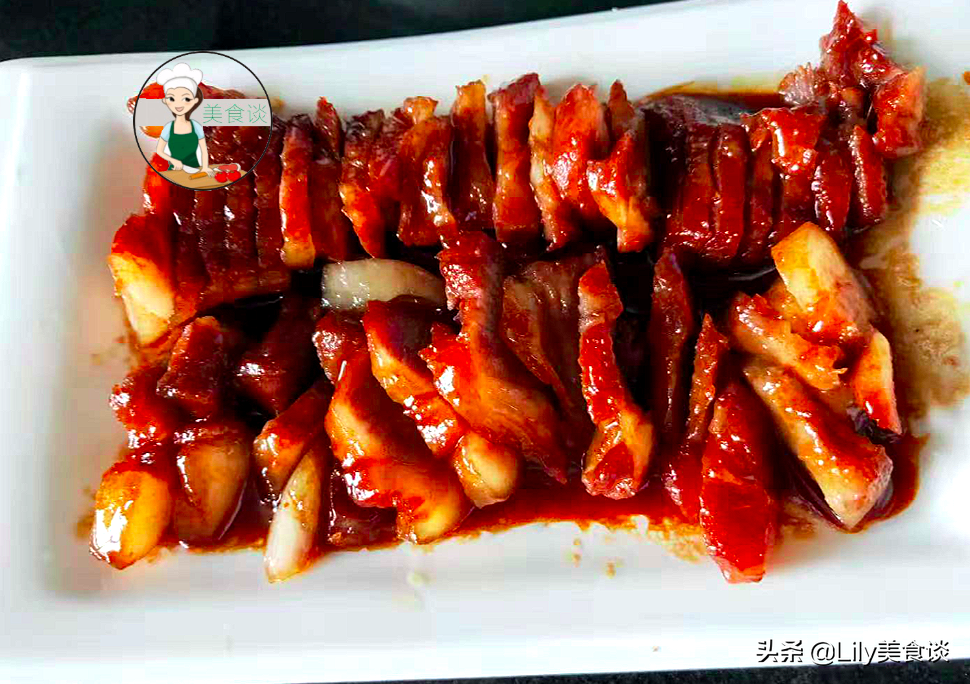 把猪肉放进电饭锅里，不加一滴水，越焖越香，吃一次念念不忘
