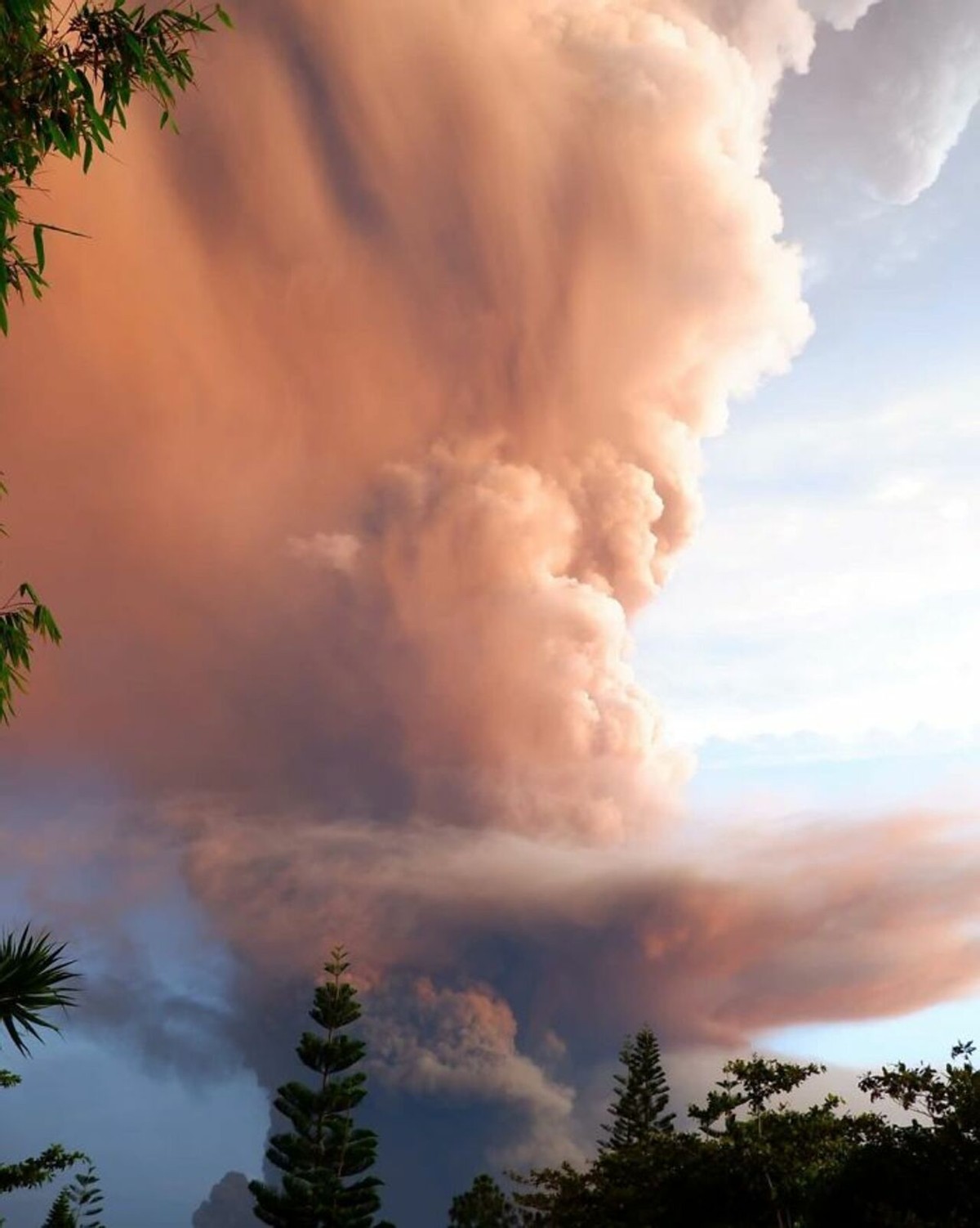 30张照片展示2020年在菲律宾爆发的塔阿尔火山的可怕力量