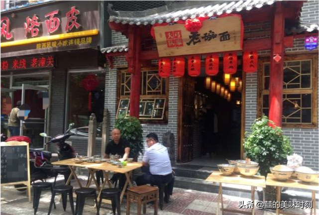 西安这碗面比脸盘子还大，每天都人山人海，客人却很不满意