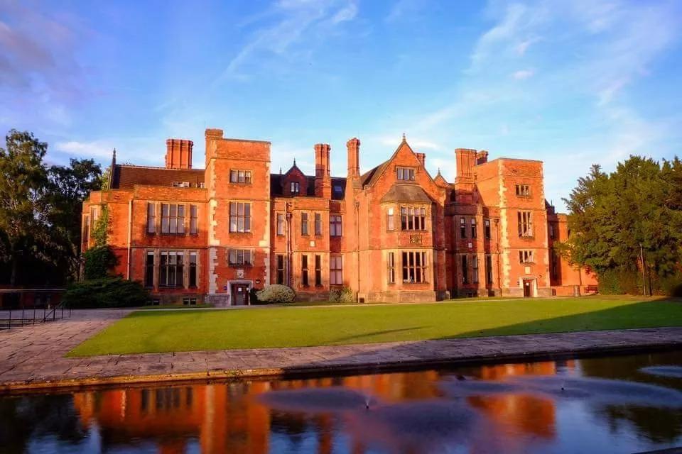 最新英国TOP20大学学费排名！剑桥位居榜首，牛津有些落后