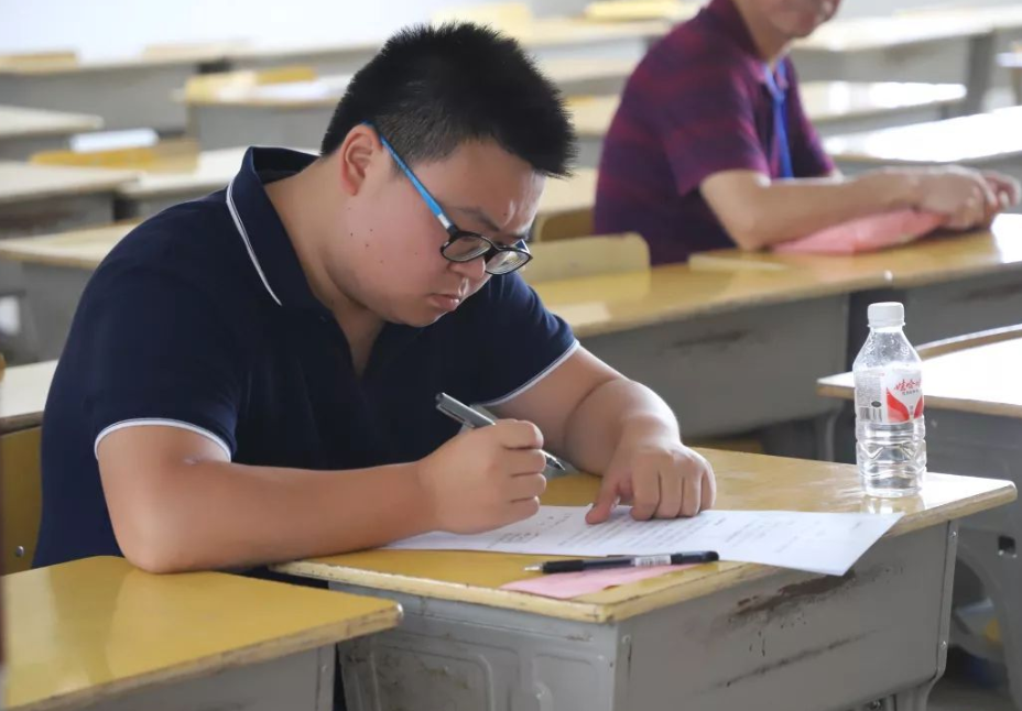 公务员招聘迎来“新调整”，部分学生将无缘报考，要事先了解