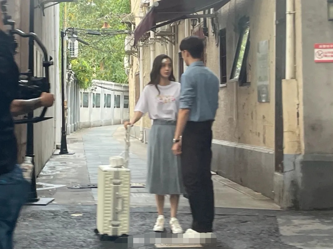 Angelababy超市拍戏被偶遇,休闲打扮超低调,瞪眼式表演遭吐槽