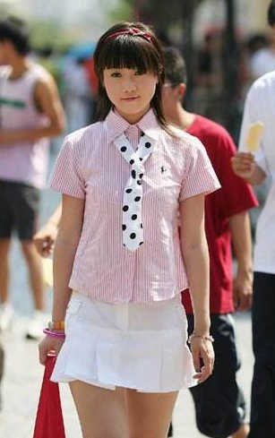 从容貌上来说,拥有一张精致的脸,五官是十分的漂亮,身材自然也是不用