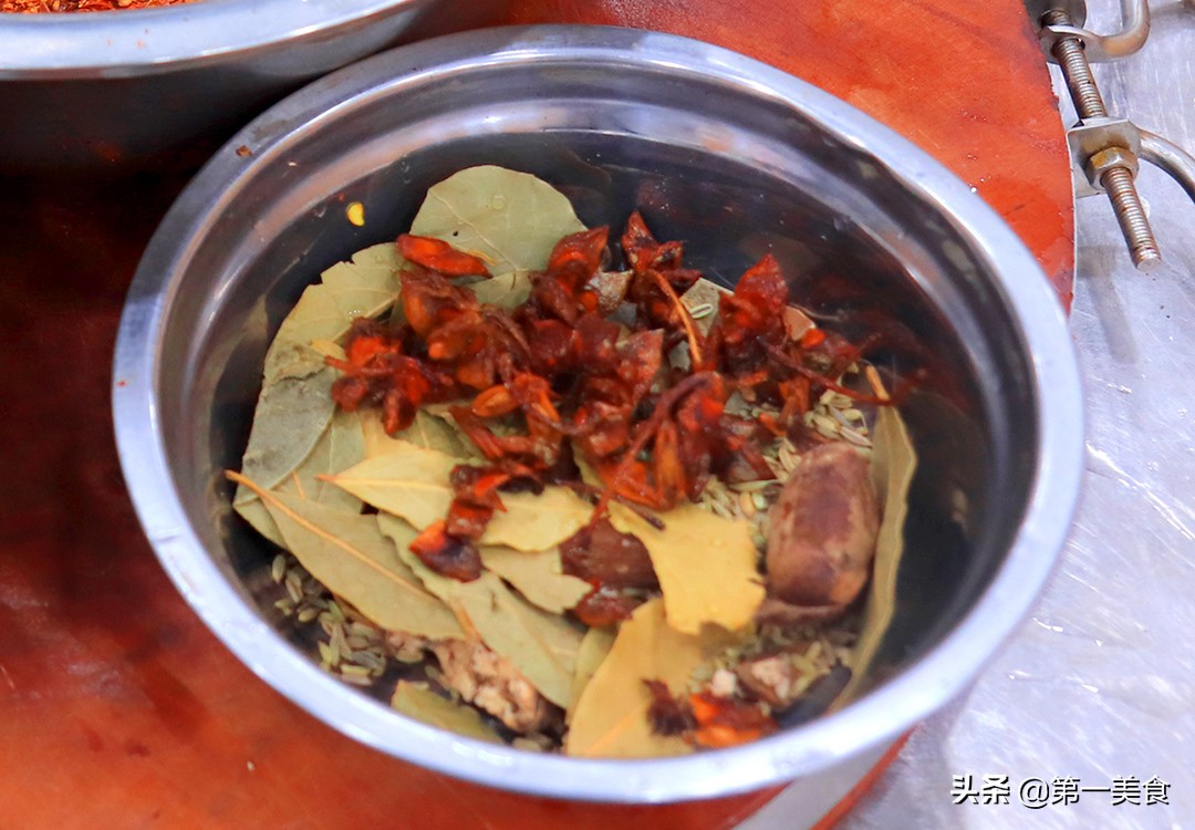 做辣椒油时不要直接泼油，多加这一步，香气扑鼻，色泽红亮