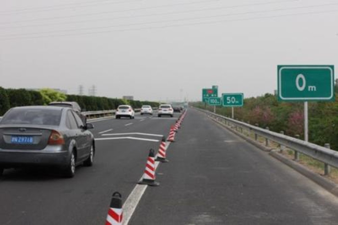 跑高速时，经常看到这种“车距确认线”,到底有多大用处？