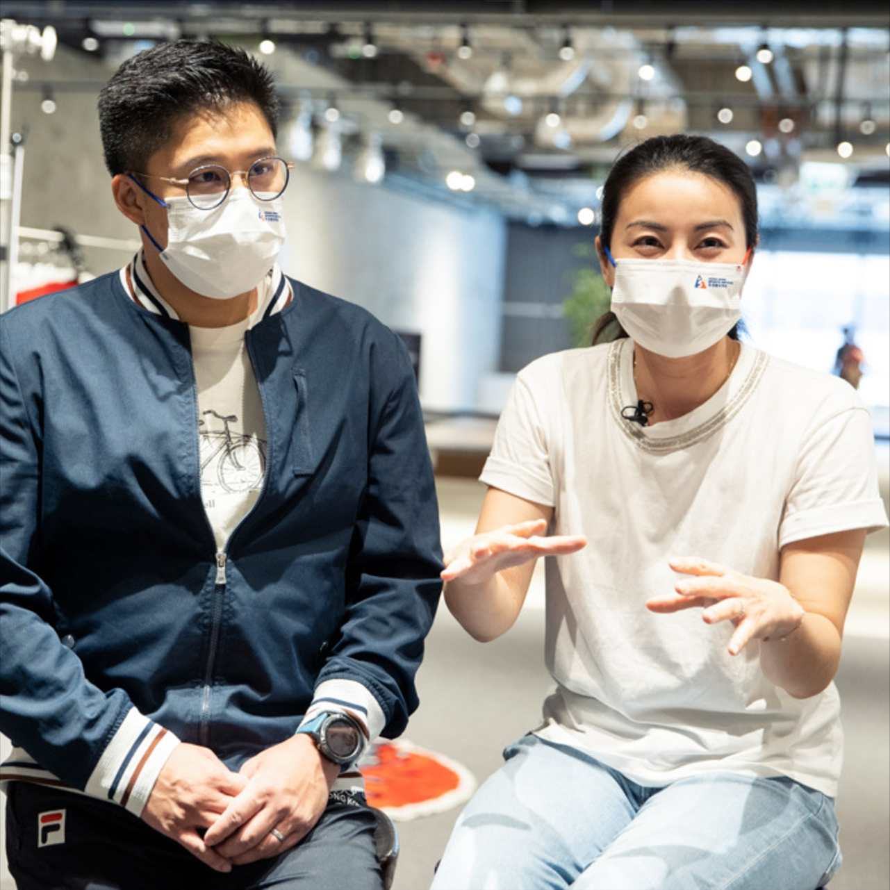 霍启刚抱四岁女儿买珠宝为晶晶庆生，两父女逛超市选购蛋糕白酒