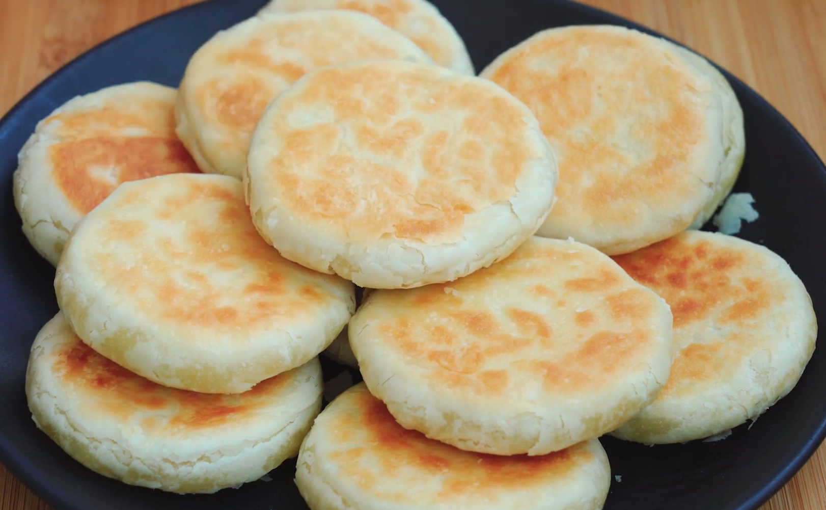 油酥饼的做法（教你做出香甜酥脆咬一口直掉渣）