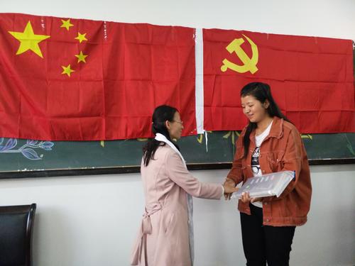 大学生想入党，谁有决定权？是在辅导员手里还是在党支书记手里？