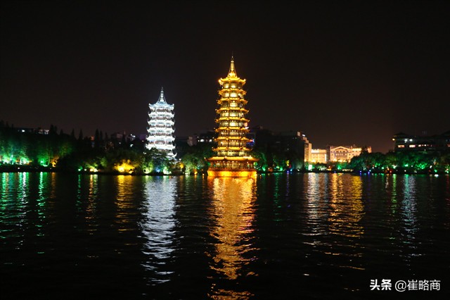 日月雙塔文化公園:位於廣西桂林市象山區文明路,桂林日月雙塔號稱世界