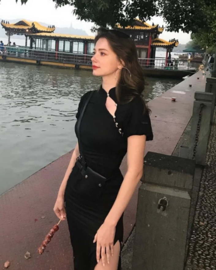 “浙大校花”走红，长相好似“俄罗斯版赵薇”，网友表示：顶不住