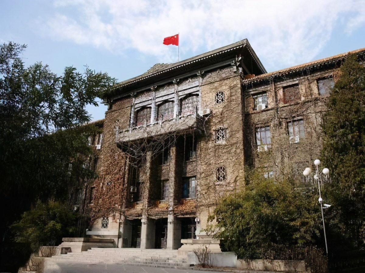 新中国成立后，有哪些军事院校是大军区级？