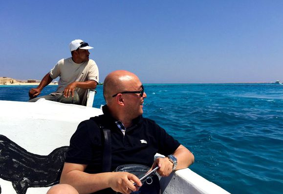 他是“江苏一哥”孟非，曾娶初恋女友为妻，今49岁一家三口超幸福