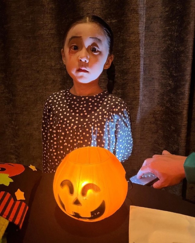 贾静雯晒万圣节照，咘咘波妞鬼马精灵，梧桐妹与妈妈贴头自拍好暖
