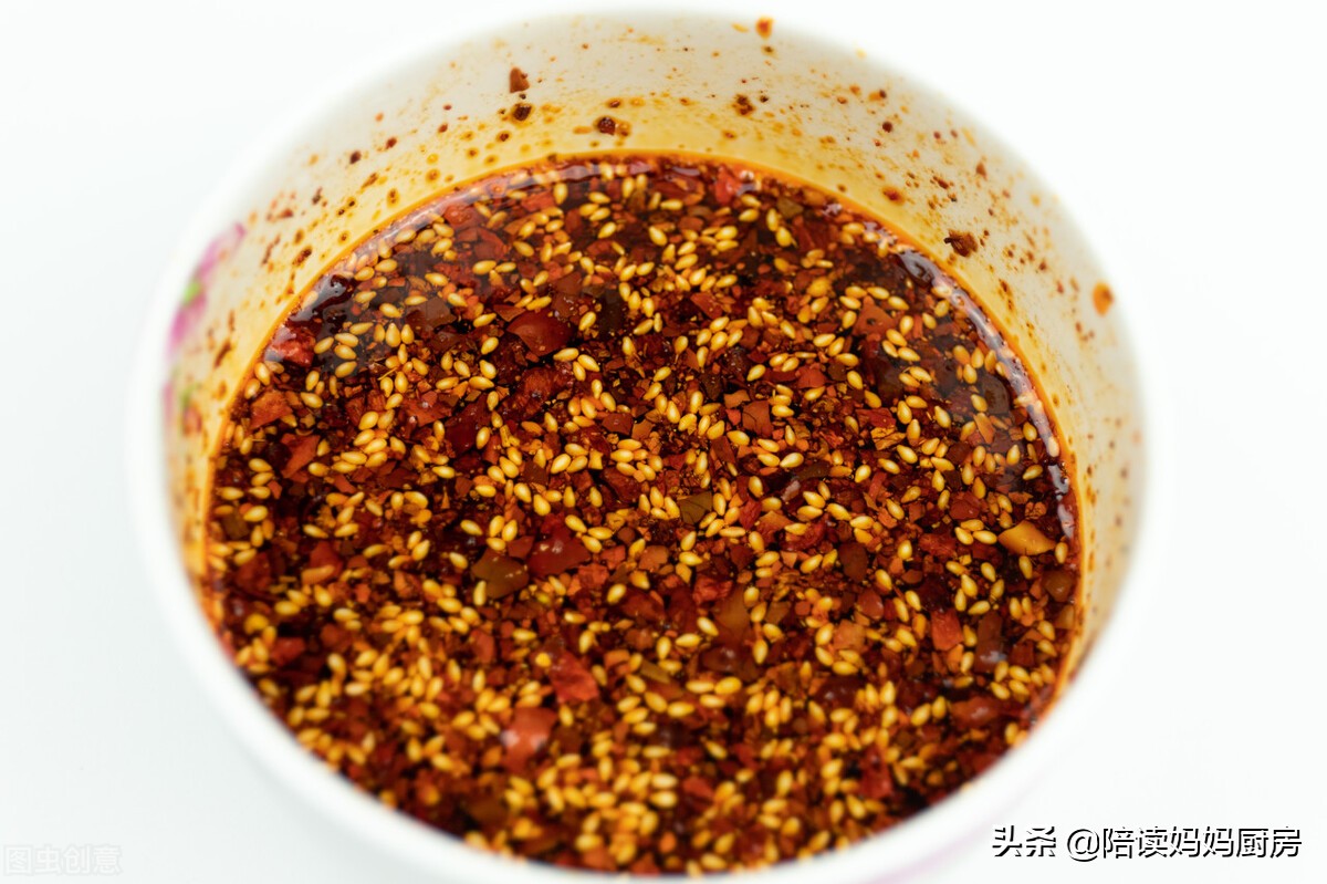 做辣椒油直接把油泼在干辣椒上你就错了，大厨教你一招，又香又辣