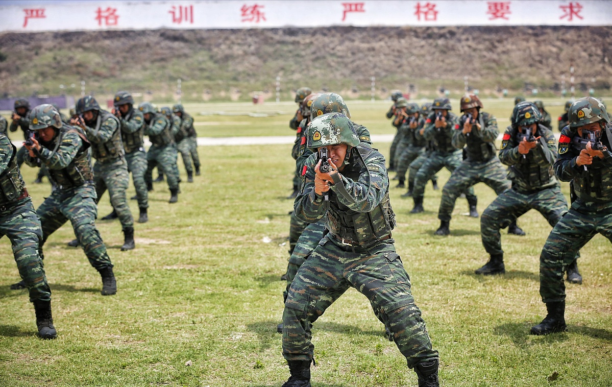 为何很多大学生只当两年义务兵就选择退伍？或许因为这5方面