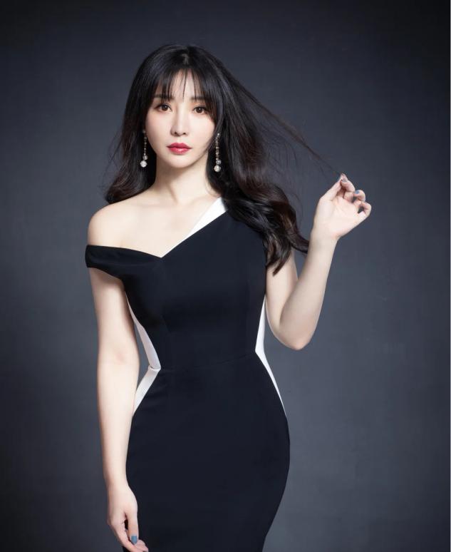 柳岩大胸全看到图片(性感女神柳岩) - 赤虎壹号