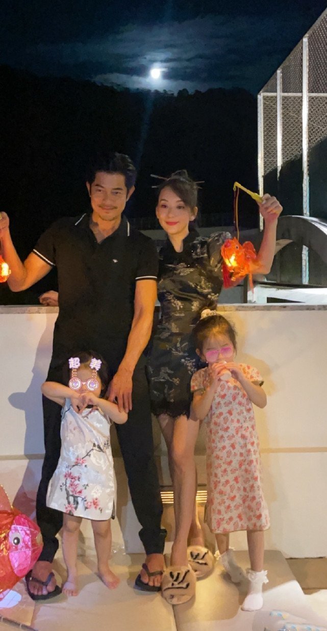 方媛晒一家四口过万圣节，郭富城点赞互动秀恩爱，俩女儿扮相可爱