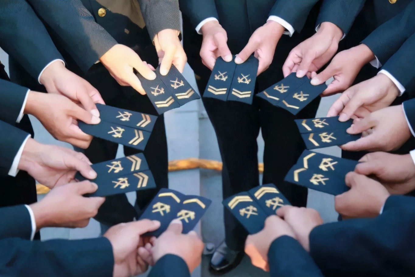 武警部队直招士官来了！和普通大学生参军不一样，直接授衔定级