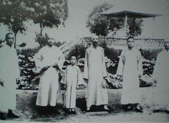 中国传奇遗腹子:出生前军队守卫产房,出生后国家鸣13响礼炮庆祝