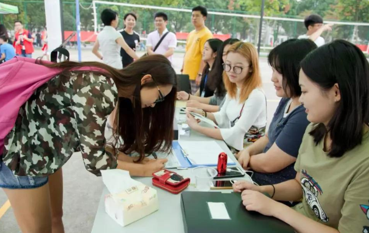 武汉多所高校“涨价”，“天价学费”无法承受，家长：供不起了