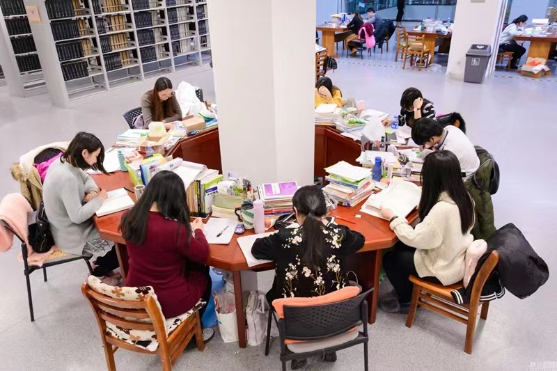 会计专业的学生，毕业后是先考研还是先工作，听听过来人的意见