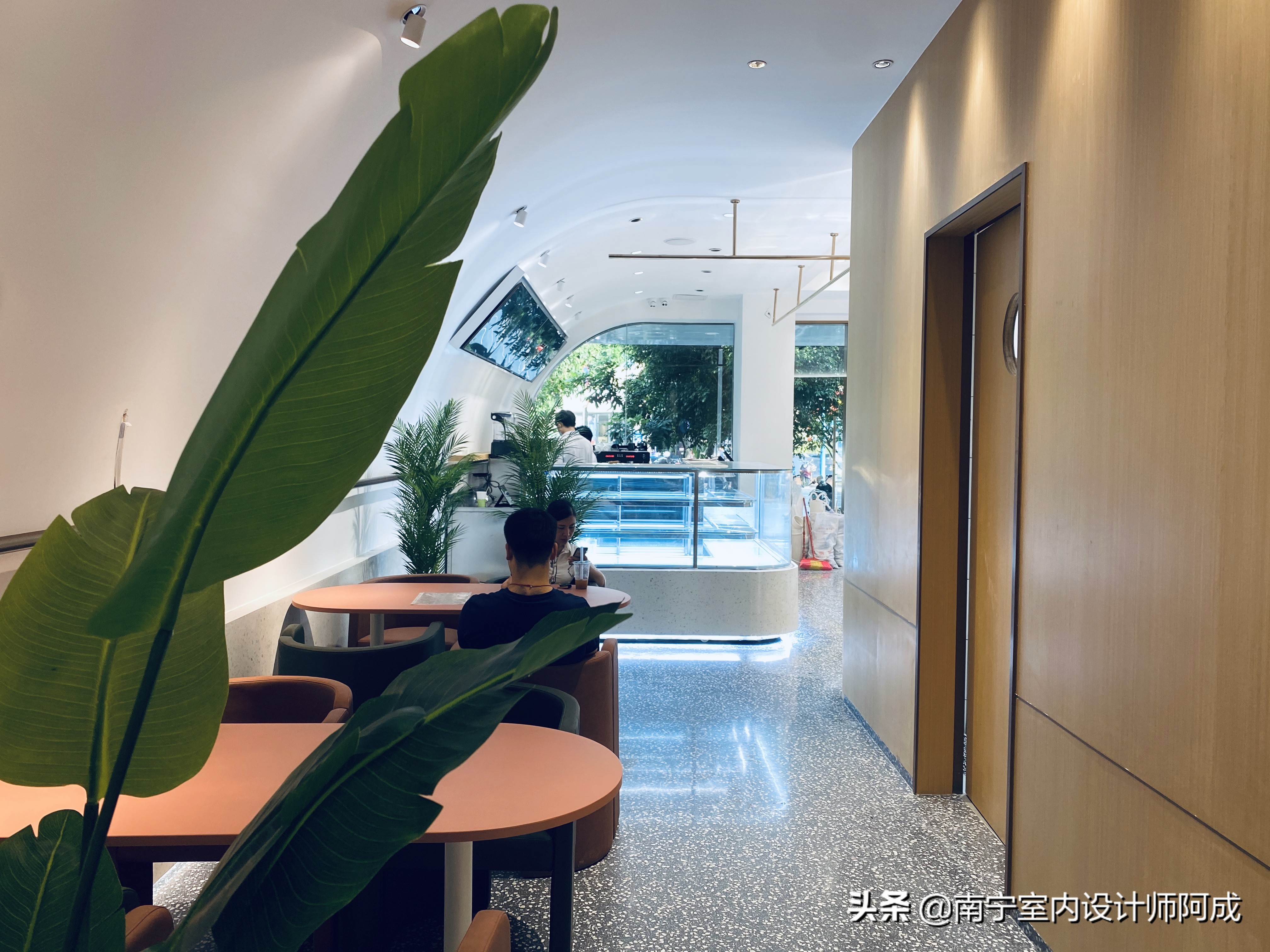 如果你有个异形结构店面，你会如何规划设计丨看看这家蛋糕店实景