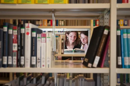 高考后如何选一所环境好、清净、人少、适合学习的国外大学？