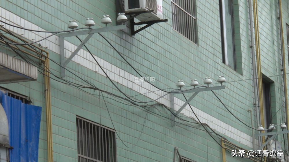 雅苑不“雅”：主电缆裸露地面 安全隐患大