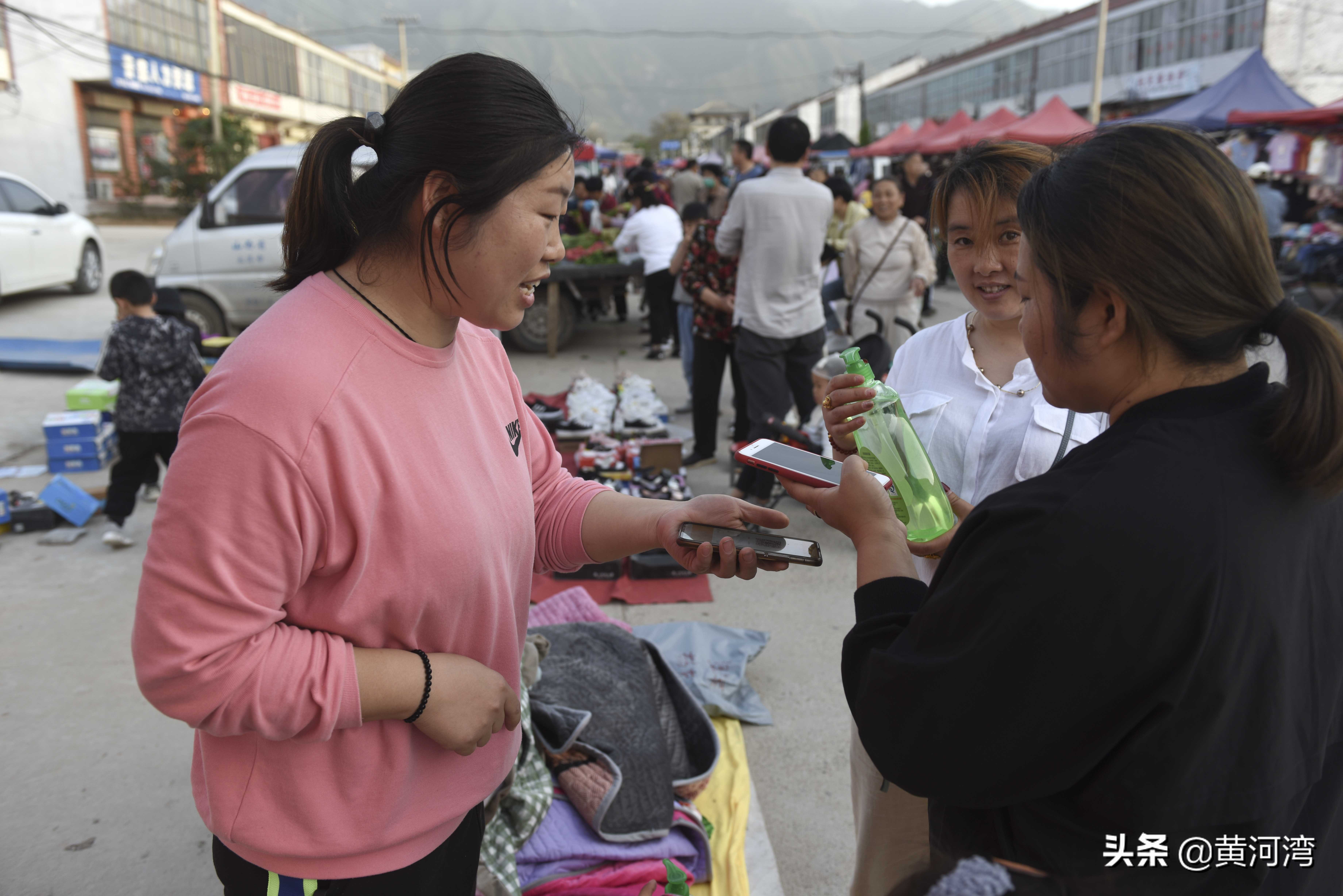 励志，女青年五一小长假不去旅游，集市上摆摊卖货，补贴家用