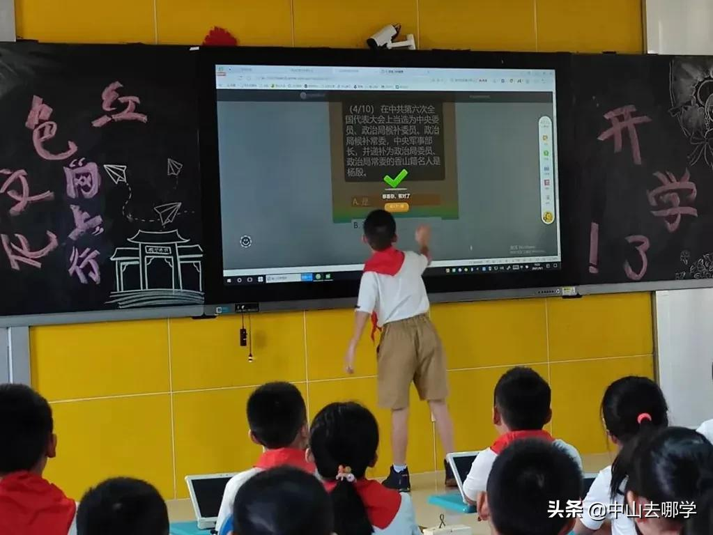 开学啦！现场多图预警：妈趴窗，爹爬墙，脸贴地！场面过于欢乐