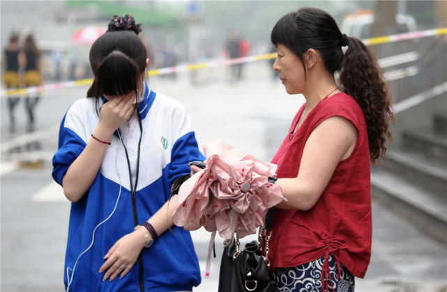 孩子马上高考总失眠，可能是焦虑了，有三种方法不妨试试可以缓解