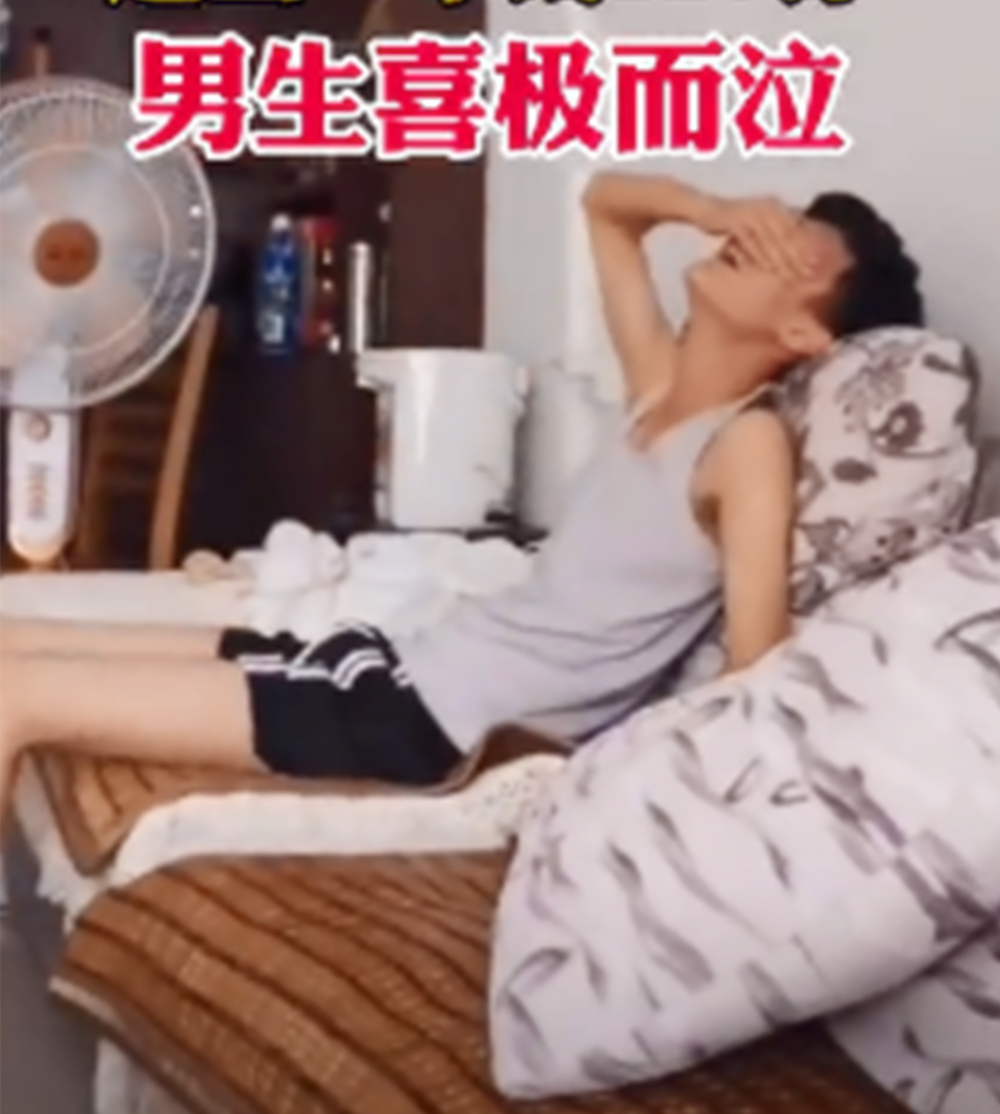 男孩高考成绩不理想，独自拉二胡发泄，网友：这心态将来能成大事