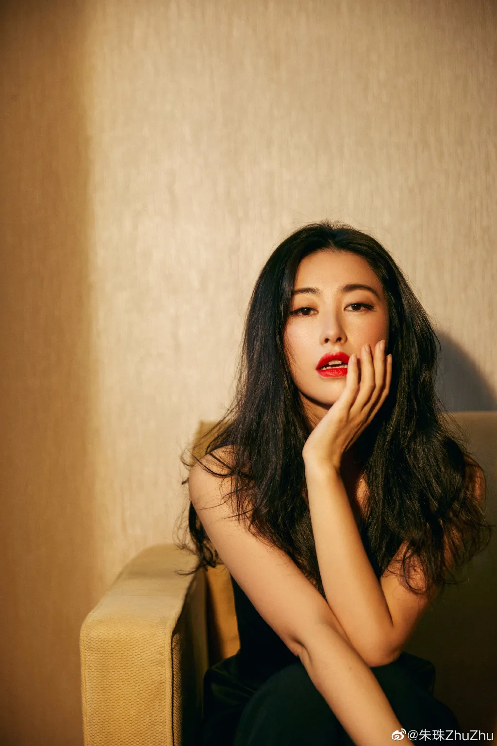 因为受到的良好教育与能力的突出,朱珠最终被美国帕森斯设计学院录取.