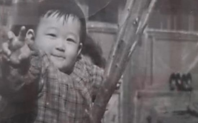 从聋哑人的孩子到娱乐圈“扫地僧”，56岁王志飞改写了他的结局