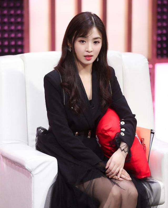 张含韵当主持人，话不会接场不会捧，还不如《快乐大本营》的吴昕