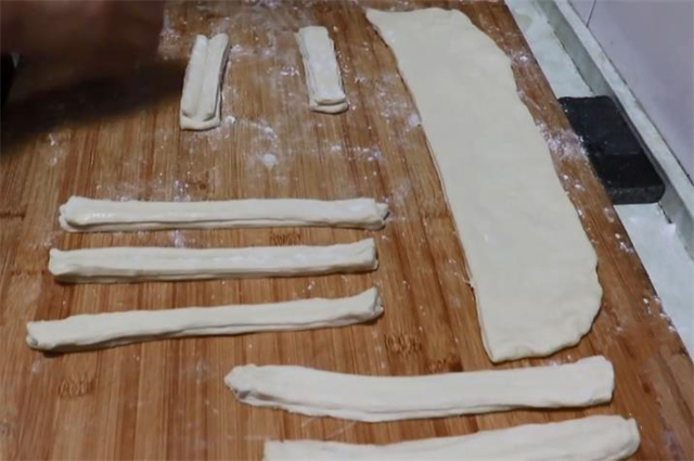 教你在家炸油条，做法和配方全都告诉你，蓬松柔软，好吃又健康