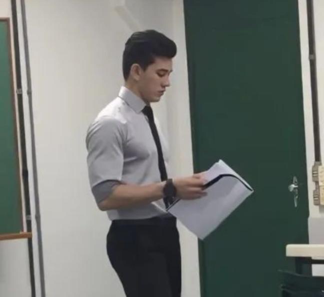 这位杭州大学的男老师红了，只因神似任嘉伦，每天被学生围观