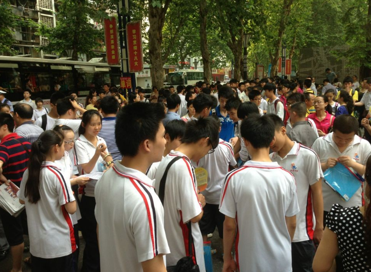 贵州一高中违规招生，导致400多名考生无学可上，教育部给出回应