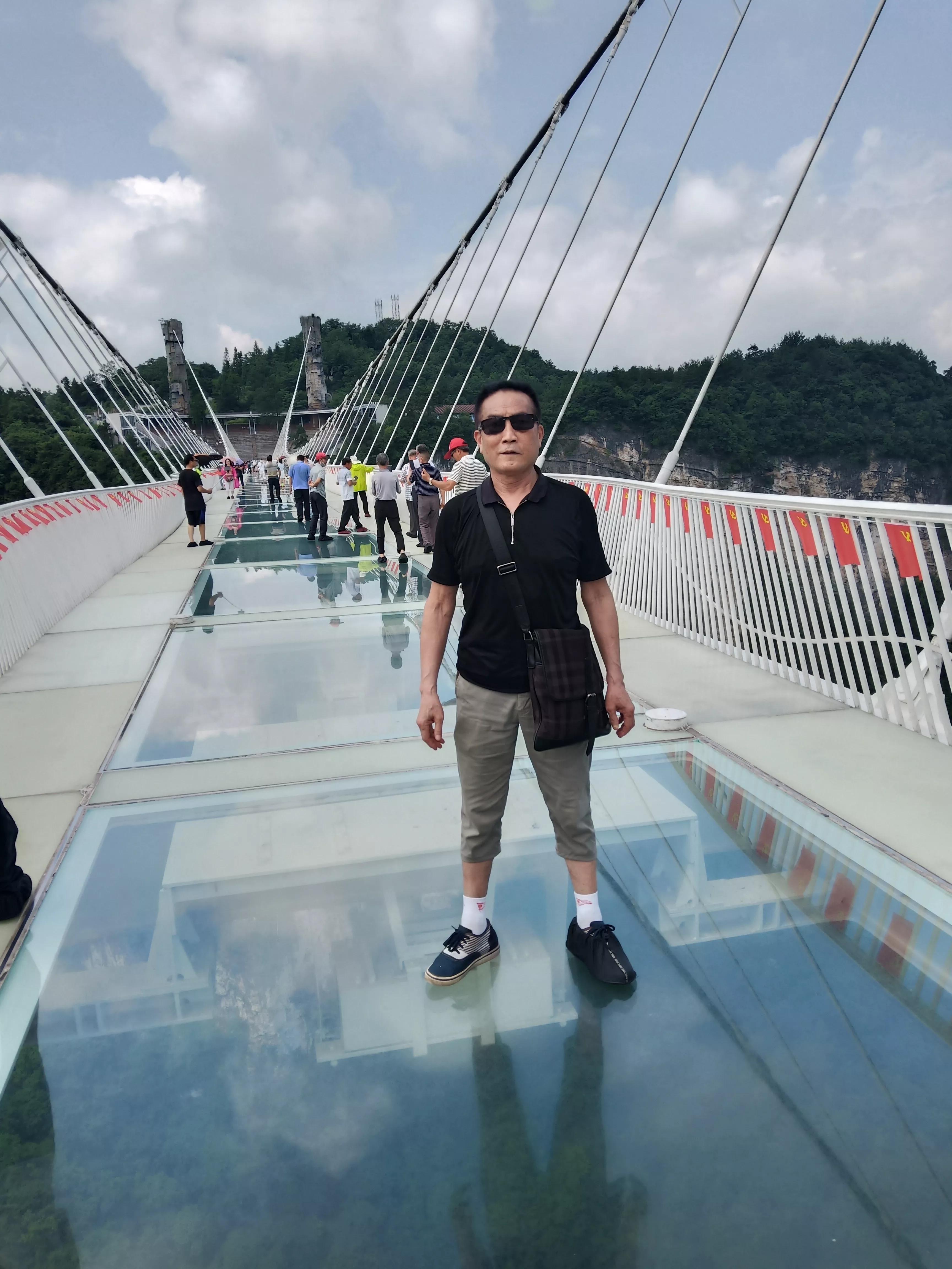 张家界大峡谷玻璃桥：凌空踏云，震撼心魄的云端之旅