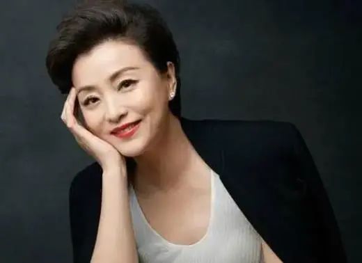 告別央視的5位女主持人，各有各的故事，今最大者53歲，最小44歲