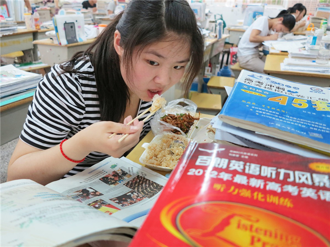 孩子马上高考总失眠，可能是焦虑了，有三种方法不妨试试可以缓解