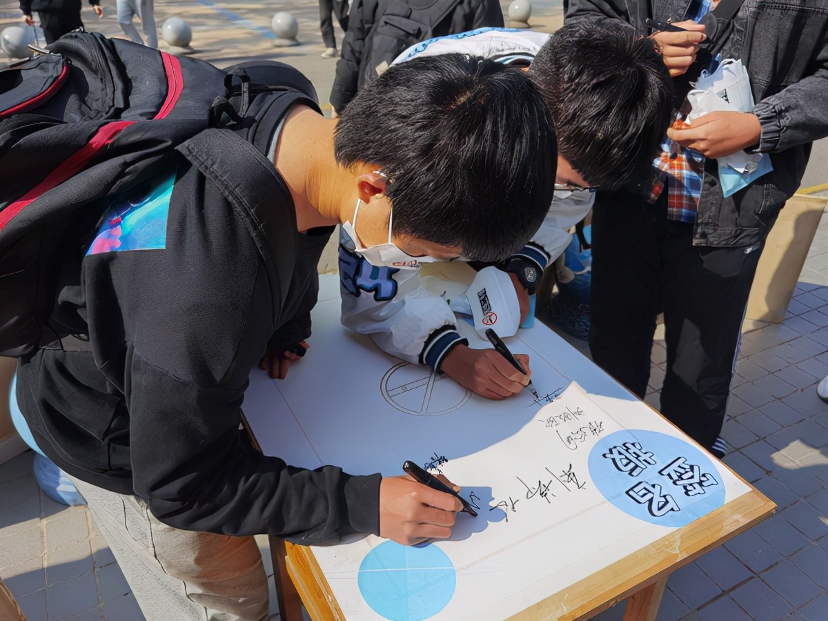 华清学院建筑学院安全教育宣传月启动仪式暨禁烟安全教育活动举行