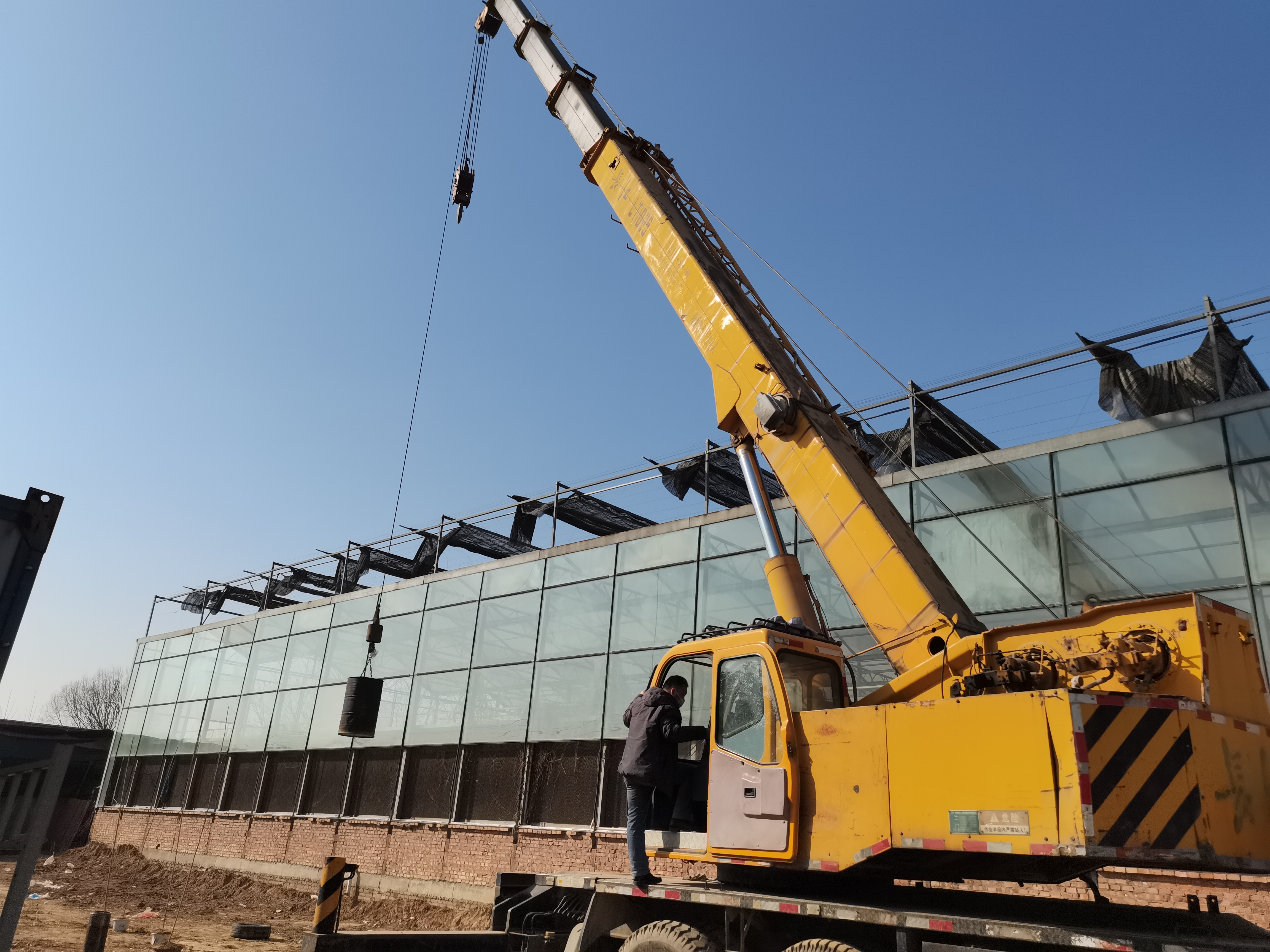 建议30多岁40岁左右的男性朋友,可以学习吊车驾驶技术哦