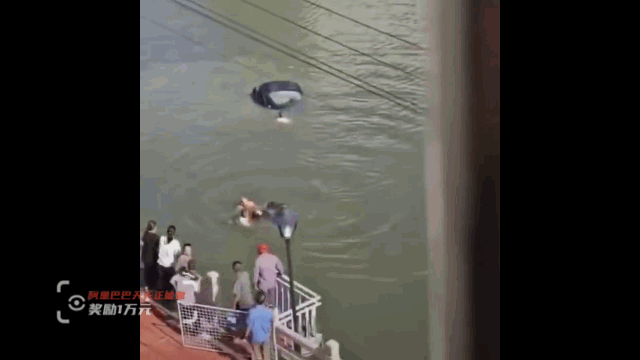 女子驾车冲入3米深河，生死两分钟，“最帅F4”出手了