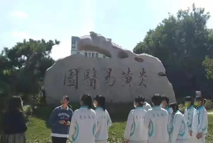 传承中医药精髓——商学院药物专业学生赴上药国风进行认知实习
